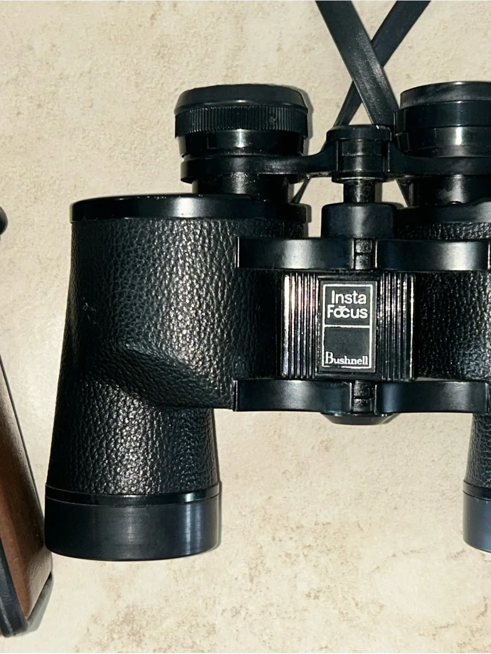 Bushnell insta focus binoculars 8 x 40 with case 473' at 1000 yds